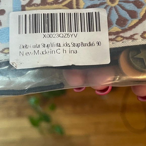 NWT beautiful embroidered guitar 🎸 strap with extra pick - Picture 4 of 6